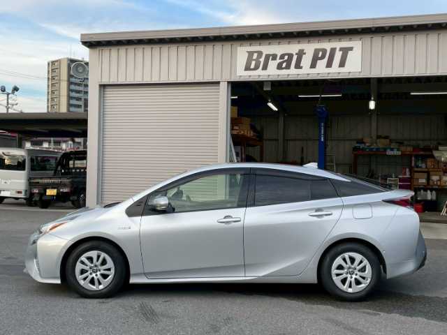 トヨタ プリウス S 栃木県 2019(平31)年 9.7万km シルバーM 純正ディーラーSDナビ/（CD/BT/ワンセグTV）/パーキングアシスト/レーダークルコン/ステアリングスイッチ/コーナーセンサー/レーンキープアシスト/レーダーブレーキ/ドラレコ/GPSレーダー/バックカメラ/ETC/オートハイビーム/スタッドレス＆アルミホイール積込み