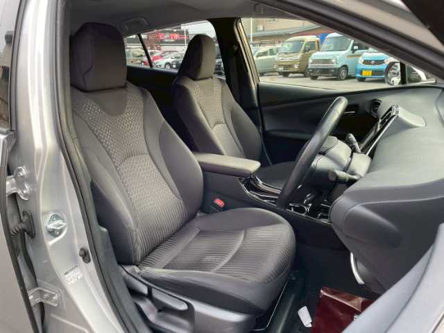 トヨタ プリウス S 栃木県 2019(平31)年 9.7万km シルバーM 純正ディーラーSDナビ/（CD/BT/ワンセグTV）/パーキングアシスト/レーダークルコン/ステアリングスイッチ/コーナーセンサー/レーンキープアシスト/レーダーブレーキ/ドラレコ/GPSレーダー/バックカメラ/ETC/オートハイビーム/スタッドレス＆アルミホイール積込み