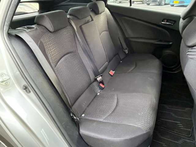 トヨタ プリウス S 栃木県 2019(平31)年 9.7万km シルバーM 純正ディーラーSDナビ/（CD/BT/ワンセグTV）/パーキングアシスト/レーダークルコン/ステアリングスイッチ/コーナーセンサー/レーンキープアシスト/レーダーブレーキ/ドラレコ/GPSレーダー/バックカメラ/ETC/オートハイビーム/スタッドレス＆アルミホイール積込み