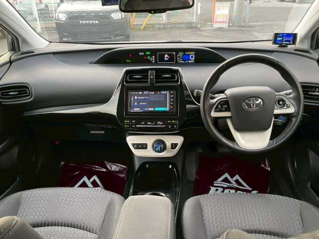 トヨタ プリウス S 栃木県 2019(平31)年 9.7万km シルバーM 純正ディーラーSDナビ/（CD/BT/ワンセグTV）/パーキングアシスト/レーダークルコン/ステアリングスイッチ/コーナーセンサー/レーンキープアシスト/レーダーブレーキ/ドラレコ/GPSレーダー/バックカメラ/ETC/オートハイビーム/スタッドレス＆アルミホイール積込み