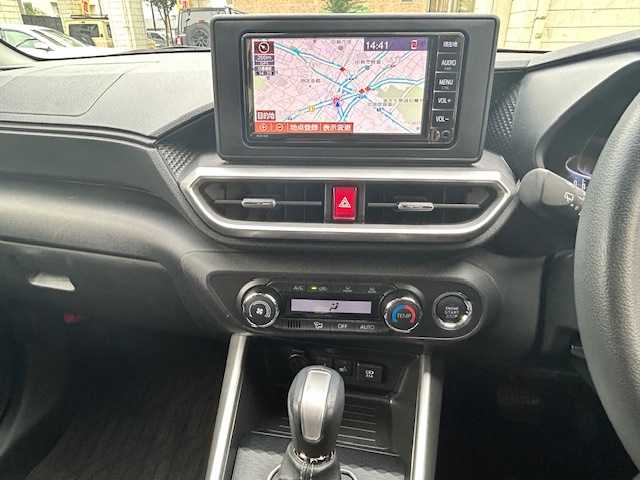 トヨタ ライズ Z 東京都 2022(令4)年 1.5万km ナチュラルベージュマイカM ワンオーナー/純正ナビ/(ワンセグTV/Bluetooth/CD/SD/AUX)/ETC/バックカメラ/前後ドライブレコーダー/前席シートヒーター/レーダークルーズ/レーンキープアシスト/衝突回避支援ブレーキ/ステアリングスイッチ/革巻きステアリング/パーキングセンサー/スペアキー1本/電格ミラー/純正フロアマット/保証書/取扱説明書