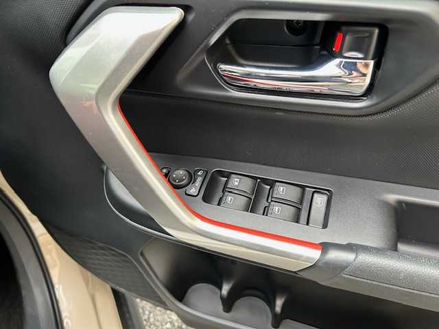 トヨタ ライズ Z 東京都 2022(令4)年 1.5万km ナチュラルベージュマイカM ワンオーナー/純正ナビ/(ワンセグTV/Bluetooth/CD/SD/AUX)/ETC/バックカメラ/前後ドライブレコーダー/前席シートヒーター/レーダークルーズ/レーンキープアシスト/衝突回避支援ブレーキ/ステアリングスイッチ/革巻きステアリング/パーキングセンサー/スペアキー1本/電格ミラー/純正フロアマット/保証書/取扱説明書