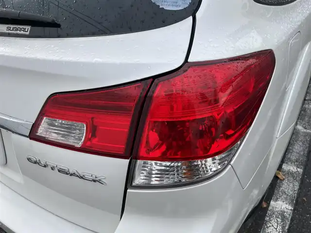 スバル アウトバック 2．5i Lパッケージ 新潟県 2010(平22)年 10.5万km サテンホワイトパール 4WD/メモリナビ/ワンセグテレビ/純正ホイールスタッドレスタイヤ装着/夏タイヤ車載/運転助手席パワーシート/ウィンカーミラー/ドアバイザー/プッシュスタート/ETC/パドルシフト/純正フロアマット/スペアキー1個