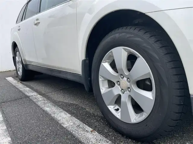 スバル アウトバック 2．5i Lパッケージ 新潟県 2010(平22)年 10.5万km サテンホワイトパール 4WD/メモリナビ/ワンセグテレビ/純正ホイールスタッドレスタイヤ装着/夏タイヤ車載/運転助手席パワーシート/ウィンカーミラー/ドアバイザー/プッシュスタート/ETC/パドルシフト/純正フロアマット/スペアキー1個