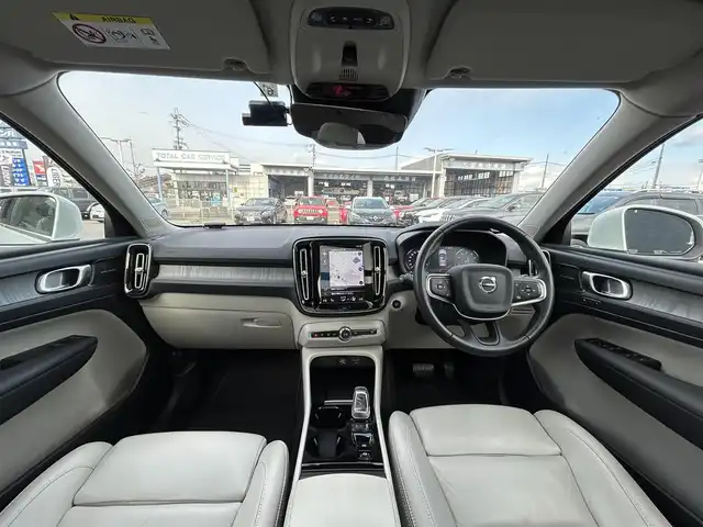 ボルボ ＸＣ４０ B4 AWD インスクリプション 滋賀県 2021(令3)年 3.5万km クリスタルホワイトP サンルーフ/インテリセーフ/　・City Safety /　・BLIS/　・CTA/　・ACC/　・パークアシストパイロット/純正HDDナビ/　・フルセグTV/　・USB/Bluetooth/CarPlay/本革シート/　・シートヒーター(全席)/harman/kardon/パワーテールゲート/LEDヘッドライト/Orrefors製クリスタルシフトノブ