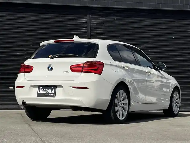 ＢＭＷ １１８ｉ セレブレーションEDマイスタイル 三重県 2017(平29)年 4.6万km アルピンホワイトⅢ 限定400台/インテリジェントセーフティ/クローム仕上げキドニー・グリル/クロームライン・エクステリア/17インチ・タービン・スタイリング381アロイ・ホイール（専用装備）/Sensatecレザー・シート：　ブラック（専用装備）/ハイグロス・ブラック・インテリア・トリム／マット・オキサイド・シルバー・ハイライト（専用装備）/「MyStyle」専用インテリア・バッジ（シリアル番号入り）/スポーツレザー・ステアリング・ホイール/ドライビングアシストパッケージ/パーキングサポートパッケージ/プラスパッケージ/ETC/ドラレコ/バックカメラ