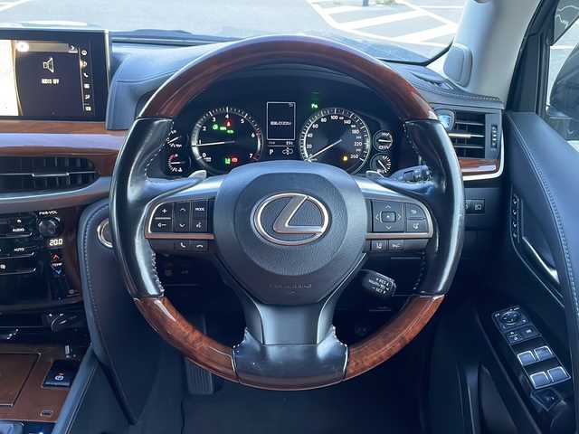 レクサス ＬＸ 570 福島県 2018(平30)年 12.1万km マーキュリーグレーマイカ ワンオーナー/4WD/純正SDナビ/（フルセグテレビ・AM＆FM・DISC・SD・USB・Bt・AUX）/純正ETC2.0/アラウンドビューモニター/クルーズコントロール（追従あり）/レーンアシスト/オートライト/オートハイビーム/本革シート/パワーシート（D席＋N席＋2列目シート）/シートヒーター（D席＋N席＋2列目シート）/エアシート（D席＋N席＋2列目シート）/メモリーシート/電動格納3列目シート/センターコンソール/センターコンソール収納クーラーBOX/パワーバックドア/パドルシフト/前後コーナーセンサー/スペアキー/純正エンジンスターター/BSM/HUD/RCTA/AUC/純正車高調整/保証書/記録簿/取扱説明書