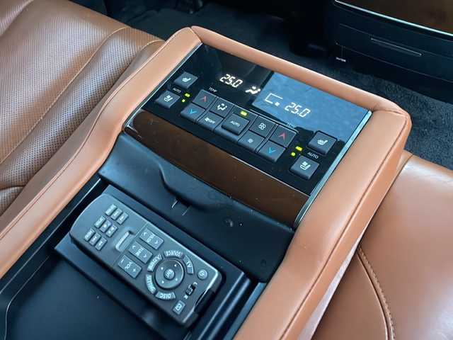 レクサス ＬＸ 570 福島県 2018(平30)年 12.1万km マーキュリーグレーマイカ ワンオーナー/4WD/純正SDナビ/（フルセグテレビ・AM＆FM・DISC・SD・USB・Bt・AUX）/純正ETC2.0/アラウンドビューモニター/クルーズコントロール（追従あり）/レーンアシスト/オートライト/オートハイビーム/本革シート/パワーシート（D席＋N席＋2列目シート）/シートヒーター（D席＋N席＋2列目シート）/エアシート（D席＋N席＋2列目シート）/メモリーシート/電動格納3列目シート/センターコンソール/センターコンソール収納クーラーBOX/パワーバックドア/パドルシフト/前後コーナーセンサー/スペアキー/純正エンジンスターター/BSM/HUD/RCTA/AUC/純正車高調整/保証書/記録簿/取扱説明書