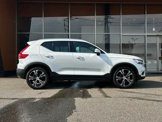ボルボ ＸＣ４０ T4 AWD インスクリプション 富山県 2020(令2)年 4万km クリスタルホワイトP harman kandon/360°カメラ/黒レザーシート/前席・後席シートヒーター/ステアリングヒーター/フットオープナー/フルセグTV/Bluetooth接続/クルーズコントロール/プッシュスタート/ETC/グローブボックスクーラー/コーナーセンサー/アクティブベンディングライト/コーナリングライト/縦列駐車時自動発車/BLIS