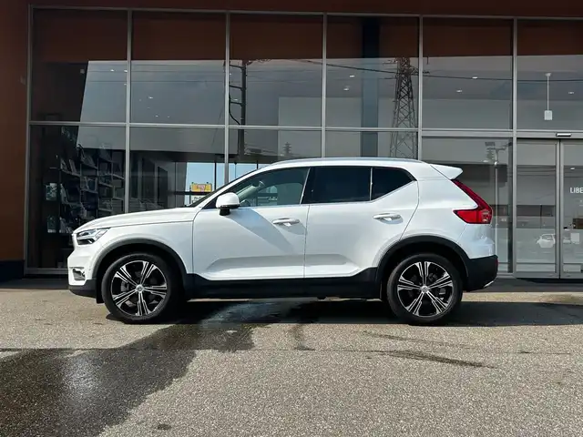 ボルボ ＸＣ４０ T4 AWD インスクリプション 富山県 2020(令2)年 4万km クリスタルホワイトP harman kandon/360°カメラ/黒レザーシート/前席・後席シートヒーター/ステアリングヒーター/フットオープナー/フルセグTV/Bluetooth接続/クルーズコントロール/プッシュスタート/ETC/グローブボックスクーラー/コーナーセンサー/アクティブベンディングライト/コーナリングライト/縦列駐車時自動発車/BLIS