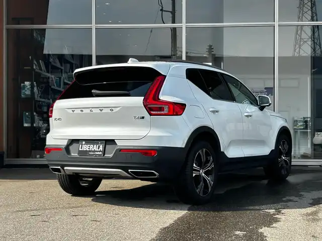 ボルボ ＸＣ４０ T4 AWD インスクリプション 富山県 2020(令2)年 4万km クリスタルホワイトP harman kandon/360°カメラ/黒レザーシート/前席・後席シートヒーター/ステアリングヒーター/フットオープナー/フルセグTV/Bluetooth接続/クルーズコントロール/プッシュスタート/ETC/グローブボックスクーラー/コーナーセンサー/アクティブベンディングライト/コーナリングライト/縦列駐車時自動発車/BLIS