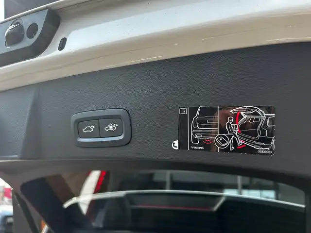 ボルボ ＸＣ４０ T4 AWD インスクリプション 富山県 2020(令2)年 4万km クリスタルホワイトP harman kandon/360°カメラ/黒レザーシート/前席・後席シートヒーター/ステアリングヒーター/フットオープナー/フルセグTV/Bluetooth接続/クルーズコントロール/プッシュスタート/ETC/グローブボックスクーラー/コーナーセンサー/アクティブベンディングライト/コーナリングライト/縦列駐車時自動発車/BLIS