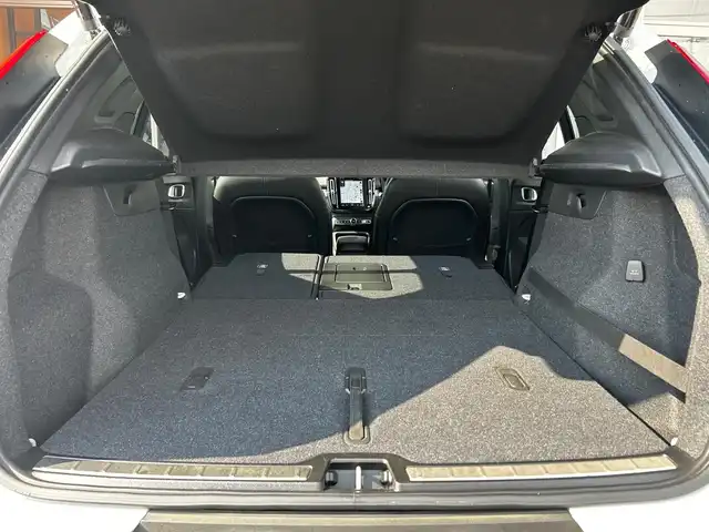 ボルボ ＸＣ４０ T4 AWD インスクリプション 富山県 2020(令2)年 4万km クリスタルホワイトP harman kandon/360°カメラ/黒レザーシート/前席・後席シートヒーター/ステアリングヒーター/フットオープナー/フルセグTV/Bluetooth接続/クルーズコントロール/プッシュスタート/ETC/グローブボックスクーラー/コーナーセンサー/アクティブベンディングライト/コーナリングライト/縦列駐車時自動発車/BLIS