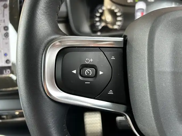 ボルボ ＸＣ４０ T4 AWD インスクリプション 富山県 2020(令2)年 4万km クリスタルホワイトP harman kandon/360°カメラ/黒レザーシート/前席・後席シートヒーター/ステアリングヒーター/フットオープナー/フルセグTV/Bluetooth接続/クルーズコントロール/プッシュスタート/ETC/グローブボックスクーラー/コーナーセンサー/アクティブベンディングライト/コーナリングライト/縦列駐車時自動発車/BLIS
