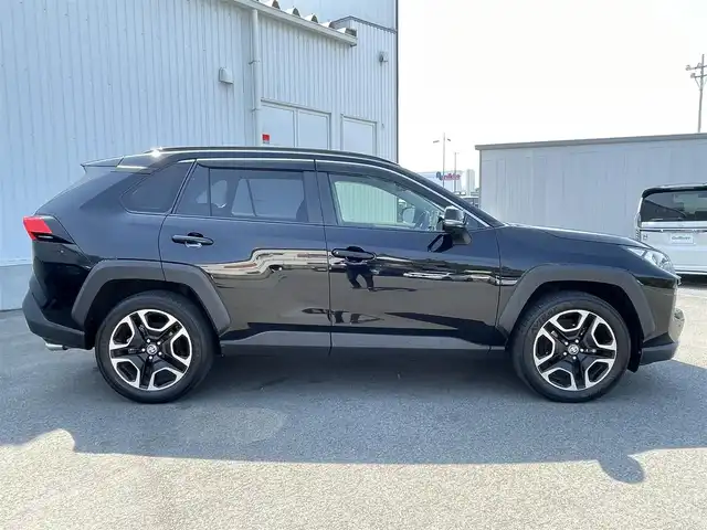 トヨタ ＲＡＶ４ アドベンチャー 愛媛県 2021(令3)年 3.3万km アティチュードブラックマイカ サンルーフ　/純正ディスプレイオーディオ/BT/フルセグTV　/全周囲カメラ　/前後ドラレコ　/セーフティセンス（衝突回避支援パッケージ）/・プリクラッシュセーフティ/・レーントレーシングアシストサポート/・レーダークルーズコントロール/・オートマチックハイビーム/・ロードサインアシスト/電動リアゲート　/デジタルインナーミラー　/BSM　/Ｄ席パワーシート/D/N席シートエアコン　/D/N席シートヒーター/ETC/電動パーキングブレーキ/ステアリングヒーター/ダウンヒルアシストコントロール/電格ミラー/ルーフレール/ラゲッジマット/現状サマー(純正AＷ)(235/55/R19)/禁煙車