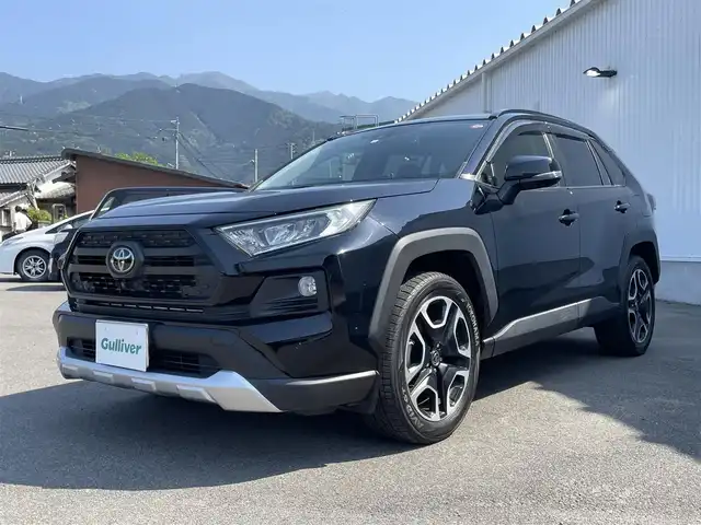 トヨタ ＲＡＶ４ アドベンチャー 愛媛県 2021(令3)年 3.3万km アティチュードブラックマイカ サンルーフ　/純正ディスプレイオーディオ/BT/フルセグTV　/全周囲カメラ　/前後ドラレコ　/セーフティセンス（衝突回避支援パッケージ）/・プリクラッシュセーフティ/・レーントレーシングアシストサポート/・レーダークルーズコントロール/・オートマチックハイビーム/・ロードサインアシスト/電動リアゲート　/デジタルインナーミラー　/BSM　/Ｄ席パワーシート/D/N席シートエアコン　/D/N席シートヒーター/ETC/電動パーキングブレーキ/ステアリングヒーター/ダウンヒルアシストコントロール/電格ミラー/ルーフレール/ラゲッジマット/現状サマー(純正AＷ)(235/55/R19)/禁煙車
