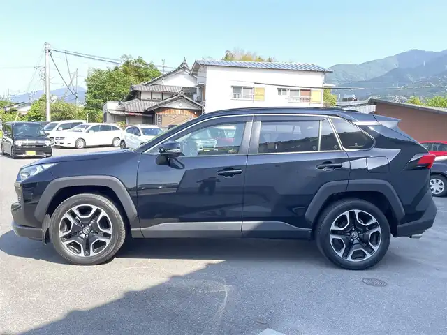 トヨタ ＲＡＶ４ アドベンチャー 愛媛県 2021(令3)年 3.3万km アティチュードブラックマイカ サンルーフ　/純正ディスプレイオーディオ/BT/フルセグTV　/全周囲カメラ　/前後ドラレコ　/セーフティセンス（衝突回避支援パッケージ）/・プリクラッシュセーフティ/・レーントレーシングアシストサポート/・レーダークルーズコントロール/・オートマチックハイビーム/・ロードサインアシスト/電動リアゲート　/デジタルインナーミラー　/BSM　/Ｄ席パワーシート/D/N席シートエアコン　/D/N席シートヒーター/ETC/電動パーキングブレーキ/ステアリングヒーター/ダウンヒルアシストコントロール/電格ミラー/ルーフレール/ラゲッジマット/現状サマー(純正AＷ)(235/55/R19)/禁煙車