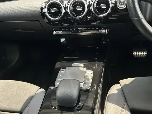メルセデス・ベンツ Ｍ・ベンツ Ａ２００ｄ AMGライン 茨城県 2021(令3)年 3.2万km デジタルホワイト RSP /ACC /LKA /BSA /Bカメラ /パークトロニック /半革 /シートヒーター /M付パワーシート /ナビ /12セグ /BT /USB /マルチLED /オートハイビーム /キーレスゴー /ETC2.0 /禁煙車