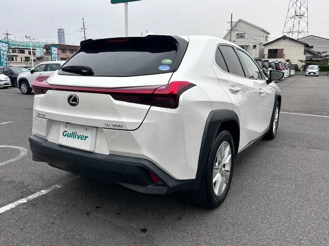 レクサス ＵＸ 200 大阪府 2019(令1)年 1.7万km ソニッククォーツ ナビ　/フルセグ　/Ｂｌｕｅｔｏｏｔｈ　/バックカメラ　/ＤＶＤ　/レーダークルーズコントロール　/ＬＥＤヘッドライト　/オートハイビーム　/ビルトイン２．０ＥＴＣ　/前後ドライブレコーダー　/前後コーナーセンサー/純正マット