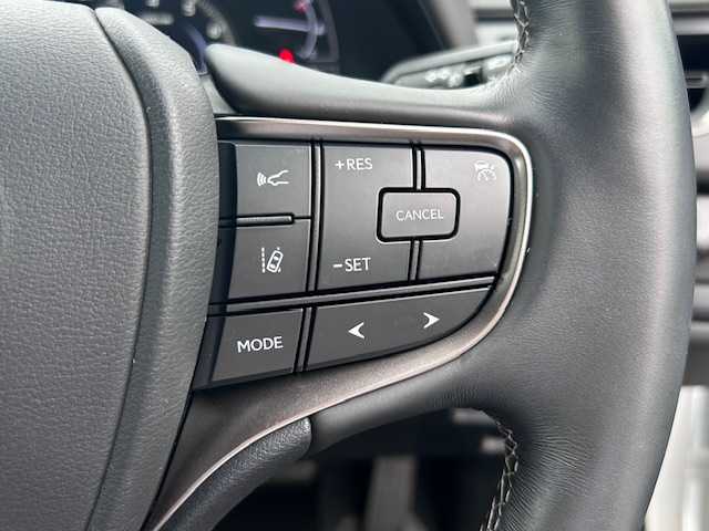 レクサス ＵＸ 200 大阪府 2019(令1)年 1.7万km ソニッククォーツ ナビ　/フルセグ　/Ｂｌｕｅｔｏｏｔｈ　/バックカメラ　/ＤＶＤ　/レーダークルーズコントロール　/ＬＥＤヘッドライト　/オートハイビーム　/ビルトイン２．０ＥＴＣ　/前後ドライブレコーダー　/前後コーナーセンサー/純正マット