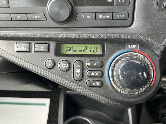 トヨタ アクア S 神奈川県 2012(平24)年 6.2万km シルバーM ワンオーナー/純正オーディオ(AM/FM/CD)/スマートキー/プッシュスタート/ETC/フロアマット/オートライト/社外15インチアルミ/電動格納ウィンカーミラー/スペアキー×1/保証書/取扱説明書