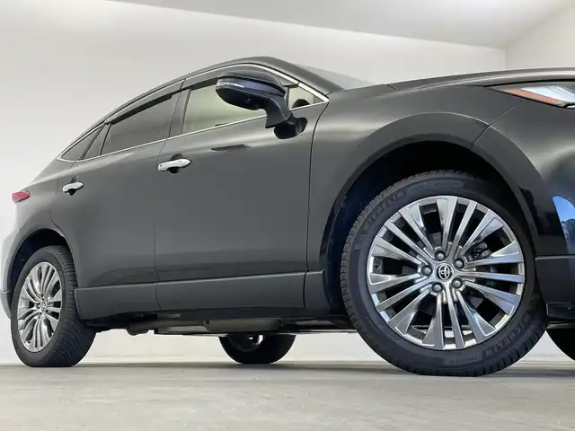 トヨタ ハリアー ハイブリッド Z レザーパッケージ 新潟県 2021(令3)年 4.9万km プレシャスブラックパール メーカーOPナビ　/アラウンドビューモニター　/JBLサウンド　/フルセグ　/本革シート　/レーンキープアシスト　/追従クルーズコントロール　/前後コーナーセンサー　/純正ビルトインETC２．０/LEDオートライト　/オートマチックハイビーム/前席パワーシート/前席シートヒーター/前席エアシート/メモリーシート/デジタルインナーミラー/前後ドライブレコーダー/ステアリングヒーター/ステアリングリモコン/ヘッドアップディスプレイ/レーダーTZ‐R２０３L/AC１００V/４WD/スマートキー/純正フロアマット/純正１９インチアルミホイール