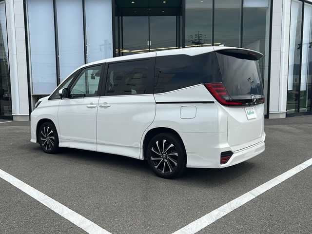 トヨタ ノア S－Z 愛媛県 2022(令4)年 5.9万km ホワイトパールクリスタルシャイン 純正ナビ/Bluetooth/フルセグTV/HDMI/DVD/バックカメラ/ETC2.0/フリップダウンモニター/前後ドラレコ/両側パワースライドドア/シートヒーター/クルコン/LEDヘッドライト/オートライト/オートマチックハイビーム/純正17インチアルミホイール/純正フロアマット/プリクラッシュ/コーナーセンサー/ＭＴモード付き