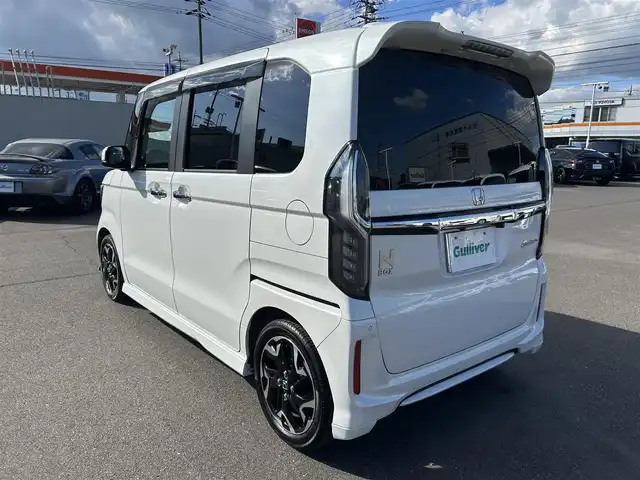 ホンダ Ｎ ＢＯＸ カスタム G L ターボ ホンダセンシング 岡山県 2018(平30)年 6.7万km プラチナホワイトパール 登録時走行距離　66455km/禁煙車/純正ナビ(型番：VMX-194VFi)/　(CD/フルセグTV/Bluetooth)/デジタルインナーミラー/バックカメラ/クルーズコントロール(追従走行あり)/衝突被害軽減システム/車線逸脱警報（レーンキープアシスト）/ビルトインETC/両側パワースライドドア/ハーフレザーシート/革巻きステアリング/ステアリングスイッチ/純正LEDヘッドライト/フォグライト/オートライト/プッシュスタート/スマートキー/パドルシフト/アイドリングストップ/純正アルミホイール 15インチ/ドアバイザー/ロールサンシェード/ウインカーミラー/電動格納ミラー/オートリトラミラー/純正フロアマット/横滑防止装置/盗難防止装置/取扱説明書/ナビ取扱説明書/新車時整備手帳（保証書）