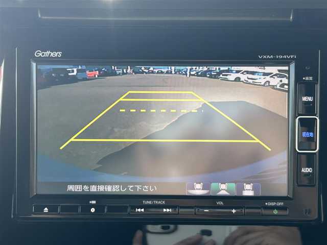 ホンダ Ｎ ＢＯＸ カスタム G L ターボ ホンダセンシング 岡山県 2018(平30)年 6.7万km プラチナホワイトパール 登録時走行距離　66455km/禁煙車/純正ナビ(型番：VMX-194VFi)/　(CD/フルセグTV/Bluetooth)/デジタルインナーミラー/バックカメラ/クルーズコントロール(追従走行あり)/衝突被害軽減システム/車線逸脱警報（レーンキープアシスト）/ビルトインETC/両側パワースライドドア/ハーフレザーシート/革巻きステアリング/ステアリングスイッチ/純正LEDヘッドライト/フォグライト/オートライト/プッシュスタート/スマートキー/パドルシフト/アイドリングストップ/純正アルミホイール 15インチ/ドアバイザー/ロールサンシェード/ウインカーミラー/電動格納ミラー/オートリトラミラー/純正フロアマット/横滑防止装置/盗難防止装置/取扱説明書/ナビ取扱説明書/新車時整備手帳（保証書）