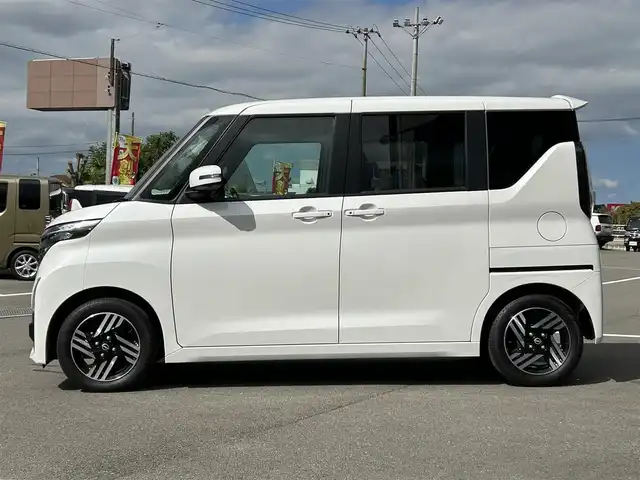 日産 ルークス ハイウェイスター X 愛媛県 2024(令6)年 1.4万km ホワイトパール 純正９型ナビ/全周囲カメラ/左側電動スライドドア/左側ハンズフリースライド/インテリジェントルームミラー/セーフティシールド/クリアランスソナー/リアサーキュレーター/後席サンシェイド/アイドリングストップ/ETC/純正フロアマット/ステアリングリモコン/電格ミラー/ヘッドライトレベライザー/LEDヘッドライト/フォグランプ/禁煙