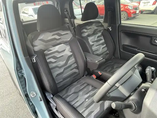 ダイハツ タフト G クロムベンチャー 佐賀県 2023(令5)年 1.6万km レイクブルーメタリック 純正ナビ/・AM/FM/フルセグ/BT//シートヒータ「運転席/助手席」/ガラスルーフ/USB入力端子/HDMI入力端子/LEDヘッドライト/・オートマチックハイビーム/電動パーキングブレーキ/・オートホールド機能付/純正ドラレコ/スマートキー/純正フロアマット/純正ドアバイザー/新車保証書/取扱説明書/スペアキー1本/スマートアシスト/・衝突回避支援ブレーキ機能（対車両・対歩行者）/・誤発進抑制制御機能（前方・後方）/・ブレーキ制御付誤後進抑制機能/・車線逸脱警報機能/・車線逸脱抑制制御機能/・路側逸脱警報機能/・ふらつき警報機能/・先行車発進お知らせ機能/・標識認識機能/・全車速追従機能付アダプティブクルーズコントロール（ACC）/・レーンキープコントロール（LKC）/・VSC（横滑り防止装置）/・TRC（トラクションコントロール）/・ヒルホールドシステム/・エマージェンシーストップシグナル