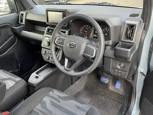 ダイハツ タフト G クロムベンチャー 佐賀県 2023(令5)年 1.6万km レイクブルーメタリック 純正ナビ/・AM/FM/フルセグ/BT//シートヒータ「運転席/助手席」/ガラスルーフ/USB入力端子/HDMI入力端子/LEDヘッドライト/・オートマチックハイビーム/電動パーキングブレーキ/・オートホールド機能付/純正ドラレコ/スマートキー/純正フロアマット/純正ドアバイザー/新車保証書/取扱説明書/スペアキー1本/スマートアシスト/・衝突回避支援ブレーキ機能（対車両・対歩行者）/・誤発進抑制制御機能（前方・後方）/・ブレーキ制御付誤後進抑制機能/・車線逸脱警報機能/・車線逸脱抑制制御機能/・路側逸脱警報機能/・ふらつき警報機能/・先行車発進お知らせ機能/・標識認識機能/・全車速追従機能付アダプティブクルーズコントロール（ACC）/・レーンキープコントロール（LKC）/・VSC（横滑り防止装置）/・TRC（トラクションコントロール）/・ヒルホールドシステム/・エマージェンシーストップシグナル