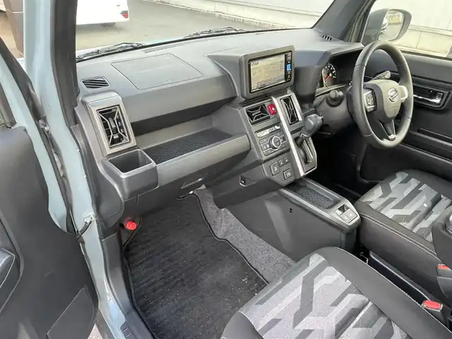 ダイハツ タフト G クロムベンチャー 佐賀県 2023(令5)年 1.6万km レイクブルーメタリック 純正ナビ/・AM/FM/フルセグ/BT//シートヒータ「運転席/助手席」/ガラスルーフ/USB入力端子/HDMI入力端子/LEDヘッドライト/・オートマチックハイビーム/電動パーキングブレーキ/・オートホールド機能付/純正ドラレコ/スマートキー/純正フロアマット/純正ドアバイザー/新車保証書/取扱説明書/スペアキー1本/スマートアシスト/・衝突回避支援ブレーキ機能（対車両・対歩行者）/・誤発進抑制制御機能（前方・後方）/・ブレーキ制御付誤後進抑制機能/・車線逸脱警報機能/・車線逸脱抑制制御機能/・路側逸脱警報機能/・ふらつき警報機能/・先行車発進お知らせ機能/・標識認識機能/・全車速追従機能付アダプティブクルーズコントロール（ACC）/・レーンキープコントロール（LKC）/・VSC（横滑り防止装置）/・TRC（トラクションコントロール）/・ヒルホールドシステム/・エマージェンシーストップシグナル