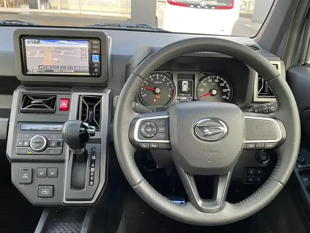 ダイハツ タフト G クロムベンチャー 佐賀県 2023(令5)年 1.6万km レイクブルーメタリック 純正ナビ/・AM/FM/フルセグ/BT//シートヒータ「運転席/助手席」/ガラスルーフ/USB入力端子/HDMI入力端子/LEDヘッドライト/・オートマチックハイビーム/電動パーキングブレーキ/・オートホールド機能付/純正ドラレコ/スマートキー/純正フロアマット/純正ドアバイザー/新車保証書/取扱説明書/スペアキー1本/スマートアシスト/・衝突回避支援ブレーキ機能（対車両・対歩行者）/・誤発進抑制制御機能（前方・後方）/・ブレーキ制御付誤後進抑制機能/・車線逸脱警報機能/・車線逸脱抑制制御機能/・路側逸脱警報機能/・ふらつき警報機能/・先行車発進お知らせ機能/・標識認識機能/・全車速追従機能付アダプティブクルーズコントロール（ACC）/・レーンキープコントロール（LKC）/・VSC（横滑り防止装置）/・TRC（トラクションコントロール）/・ヒルホールドシステム/・エマージェンシーストップシグナル