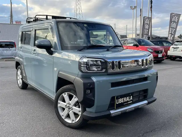ダイハツ タフト G クロムベンチャー 佐賀県 2023(令5)年 1.6万km レイクブルーメタリック 純正ナビ/・AM/FM/フルセグ/BT//シートヒータ「運転席/助手席」/ガラスルーフ/USB入力端子/HDMI入力端子/LEDヘッドライト/・オートマチックハイビーム/電動パーキングブレーキ/・オートホールド機能付/純正ドラレコ/スマートキー/純正フロアマット/純正ドアバイザー/新車保証書/取扱説明書/スペアキー1本/スマートアシスト/・衝突回避支援ブレーキ機能（対車両・対歩行者）/・誤発進抑制制御機能（前方・後方）/・ブレーキ制御付誤後進抑制機能/・車線逸脱警報機能/・車線逸脱抑制制御機能/・路側逸脱警報機能/・ふらつき警報機能/・先行車発進お知らせ機能/・標識認識機能/・全車速追従機能付アダプティブクルーズコントロール（ACC）/・レーンキープコントロール（LKC）/・VSC（横滑り防止装置）/・TRC（トラクションコントロール）/・ヒルホールドシステム/・エマージェンシーストップシグナル