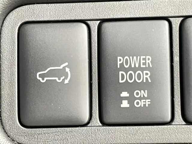 三菱 デリカＤ：５ P 千葉県 2021(令3)年 3.5万km スターリングシルバーM 純正１０型ナビ/AM＆FM＆CD＆DVD＆Bluetooth＆フルセグTV/全方位カメラ/e-アシスト/ビルトインＥＴＣ　/オートステップ　/ルーフレール（terzo)/両側電動スライドドア　/電動トランク　/純正１８インチホイール　/純正フロアマット　/ブラインドスポットモニター　/パドルシフト/レーダークルーズコントロール/衝突軽減ブレーキ/ベージュ内装/LEDヘッドライト/オートマチックハイビーム/電動格納サイドミラー/アイドリングストップ/純正ドアバイザー/プッシュスタート/シートヒーター/１００V電源