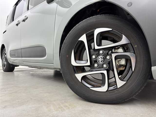 トヨタ シエンタ ハイブリッド Z 福岡県 2023(令5)年 1.7万km アーバンカーキ 純正１０．５型ナビ／フルセグＴＶ　/全方位カメラ　/ビルトインETC2.0　/レーダークルコン　/コーナーセンサー　/衝突軽減ブレーキ　/レーンキープ　/ＢＳＭ　/アクセル踏み間違い防止　/パーキングアシスト　/両側電動スライドドア　/純正１５インチアルミホイール