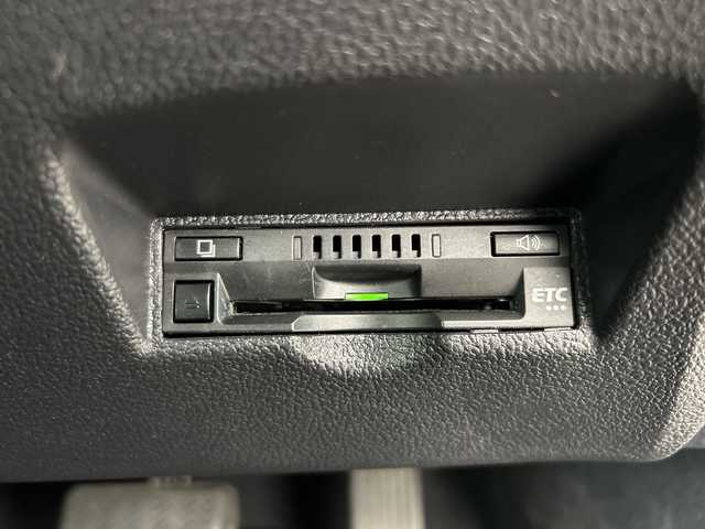 トヨタ プリウス A 三重県 2019(令1)年 5.4万km パール /禁煙車//純正ナビ//Bluetooth/SD/フルセグ/CD/DVD/AM/FM//セーフティセンス//バックモニター//ブラインドスポットモニター//ヘッドアップディスプレイ//レーダークルーズコントロール//オートライト//Autoハイビーム//パークアシスト//ワイヤレスチャージャー//パワーバックドア//前後ドライブレコーダー//パワーシート//ETC//TVキャンセラー