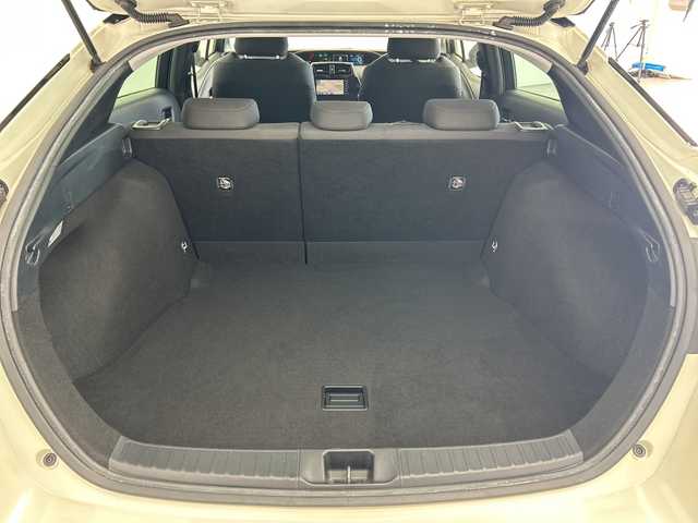 トヨタ プリウス A 三重県 2019(令1)年 5.4万km パール /禁煙車//純正ナビ//Bluetooth/SD/フルセグ/CD/DVD/AM/FM//セーフティセンス//バックモニター//ブラインドスポットモニター//ヘッドアップディスプレイ//レーダークルーズコントロール//オートライト//Autoハイビーム//パークアシスト//ワイヤレスチャージャー//パワーバックドア//前後ドライブレコーダー//パワーシート//ETC//TVキャンセラー