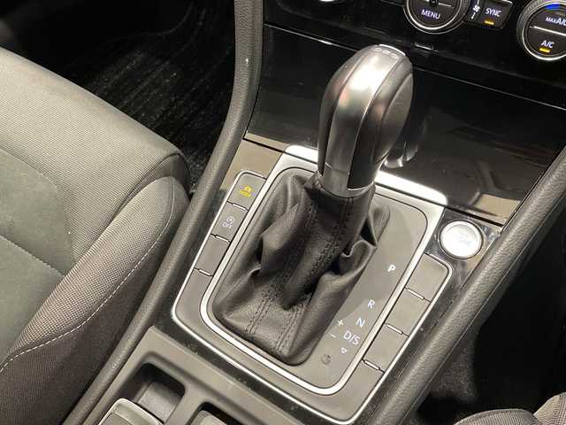 フォルクスワーゲン ゴルフ ヴァリアント TSIハイライン テックエディション 埼玉県 2019(令1)年 0.9万km 黒 衝突軽減ブレーキ/純正メモリナビ/　　CD/DVD/BT/フルセグ/バックカメラ/オートクルーズコントロール/ＡｃｔｉｖｅｉｎｆｏＤｉｓｐｌａｙ/LEDオートライト/純正１７インチアルミホイール/ルーフレール/ビルトインＥＴＣ2.0/スマートキー