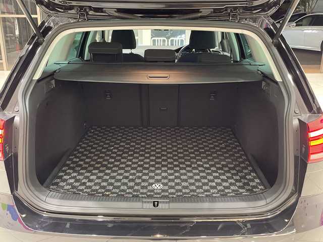 フォルクスワーゲン ゴルフ ヴァリアント TSIハイライン テックエディション 埼玉県 2019(令1)年 0.9万km 黒 衝突軽減ブレーキ/純正メモリナビ/　　CD/DVD/BT/フルセグ/バックカメラ/オートクルーズコントロール/ＡｃｔｉｖｅｉｎｆｏＤｉｓｐｌａｙ/LEDオートライト/純正１７インチアルミホイール/ルーフレール/ビルトインＥＴＣ2.0/スマートキー