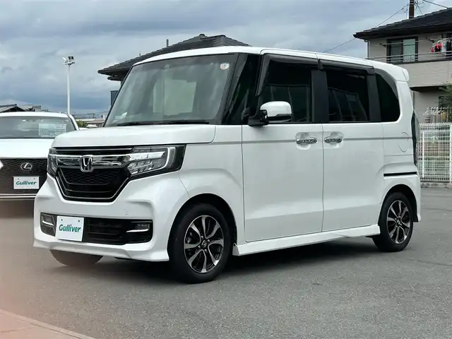 ホンダ Ｎ ＢＯＸ カスタム G EX ホンダセンシング 静岡県 2019(平31)年 2.6万km プラチナホワイトパール エンジンスタートボタン/パワーステアリング/パワーウィンドウ/アイドリングストップ/オートエアコン/スマートキー/クルーズコントロール/純正ETC/バックカメラ/SDナビ(CD.DVD.BT.フルセグ)/ウォークスルー/純正フロアマット/両側パワースライドドア/純正アルミホイール/ABS/横滑り防止装置/コーナーセンサー/レーンキープアシスト/オートライト/LEDライト/W+サイドエアバック/衝突軽減システム/カーテンエアバック