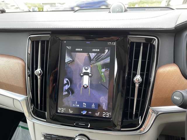 ボルボ Ｖ９０ T8 TE AWD インスクリプション 東京都 2018(平30)年 5.7万km ブライトシルバーM 新車時保証書　取扱説明書　整備記録簿/パノラマＳ／Ｒ/ヘッドアップディスプレイ/Bowers＆Wilkins/純正ナビ/フルセグTV/360度カメラ　ETC/Ｂｌｕｅｔｏｏｔｈ/ミラーリンク/自動駐車システム/レザーシート/シートヒーター/シートクーラー/シテイセーフティ/アダプティブクルーズコントロール/ＬＫＡ ＬＤＷ ＢＳＭ ＣＴＡ/車間警告システム/ＬＥＤヘッドライト/純正20インチアルミ