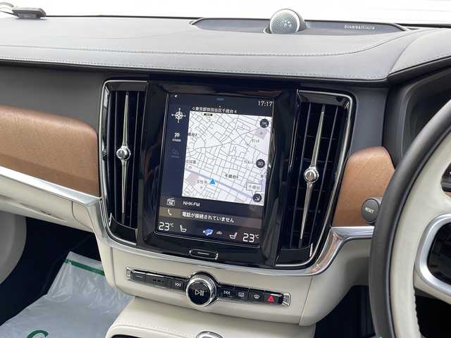 ボルボ Ｖ９０ T8 TE AWD インスクリプション 東京都 2018(平30)年 5.7万km ブライトシルバーM 新車時保証書　取扱説明書　整備記録簿/パノラマＳ／Ｒ/ヘッドアップディスプレイ/Bowers＆Wilkins/純正ナビ/フルセグTV/360度カメラ　ETC/Ｂｌｕｅｔｏｏｔｈ/ミラーリンク/自動駐車システム/レザーシート/シートヒーター/シートクーラー/シテイセーフティ/アダプティブクルーズコントロール/ＬＫＡ ＬＤＷ ＢＳＭ ＣＴＡ/車間警告システム/ＬＥＤヘッドライト/純正20インチアルミ