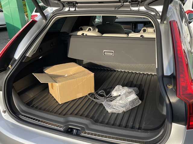 ボルボ Ｖ９０ T8 TE AWD インスクリプション 東京都 2018(平30)年 5.7万km ブライトシルバーM 新車時保証書　取扱説明書　整備記録簿/パノラマＳ／Ｒ/ヘッドアップディスプレイ/Bowers＆Wilkins/純正ナビ/フルセグTV/360度カメラ　ETC/Ｂｌｕｅｔｏｏｔｈ/ミラーリンク/自動駐車システム/レザーシート/シートヒーター/シートクーラー/シテイセーフティ/アダプティブクルーズコントロール/ＬＫＡ ＬＤＷ ＢＳＭ ＣＴＡ/車間警告システム/ＬＥＤヘッドライト/純正20インチアルミ