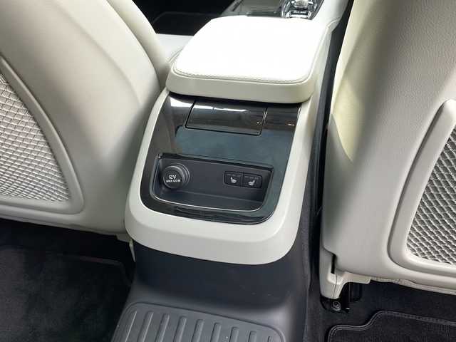 ボルボ Ｖ９０ T8 TE AWD インスクリプション 東京都 2018(平30)年 5.7万km ブライトシルバーM 新車時保証書　取扱説明書　整備記録簿/パノラマＳ／Ｒ/ヘッドアップディスプレイ/Bowers＆Wilkins/純正ナビ/フルセグTV/360度カメラ　ETC/Ｂｌｕｅｔｏｏｔｈ/ミラーリンク/自動駐車システム/レザーシート/シートヒーター/シートクーラー/シテイセーフティ/アダプティブクルーズコントロール/ＬＫＡ ＬＤＷ ＢＳＭ ＣＴＡ/車間警告システム/ＬＥＤヘッドライト/純正20インチアルミ
