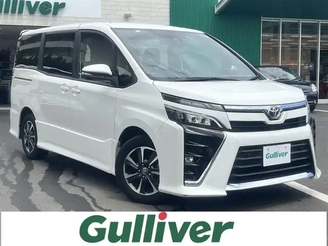トヨタ ヴォクシー ZS 島根県 2020(令2)年 6.4万km ホワイトパールクリスタルシャイン 純正9インチナビ　/フルセグTV　/ＤＶＤ再生　/Ｂｌｕｅｔｏｏｔｈ接続　/バックカメラ　/前後ドライブレコーダー　/ビルトインＥＴＣ　/両側パワースライドドア　/前後コーナーセンサー　/衝突軽減ブレーキ/アイドリングストップ/レーンキープアシスト/オートハイビーム／ライト　/スマートキー　/プッシュスタート/純正ＬＥＤヘッドライト　/純正１６インチアルミホイール/純正フロアマット/スペアキー１本