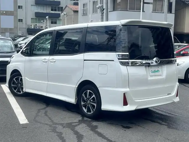 トヨタ ヴォクシー ZS 島根県 2020(令2)年 6.4万km ホワイトパールクリスタルシャイン 純正9インチナビ　/フルセグTV　/ＤＶＤ再生　/Ｂｌｕｅｔｏｏｔｈ接続　/バックカメラ　/前後ドライブレコーダー　/ビルトインＥＴＣ　/両側パワースライドドア　/前後コーナーセンサー　/衝突軽減ブレーキ/アイドリングストップ/レーンキープアシスト/オートハイビーム／ライト　/スマートキー　/プッシュスタート/純正ＬＥＤヘッドライト　/純正１６インチアルミホイール/純正フロアマット/スペアキー１本