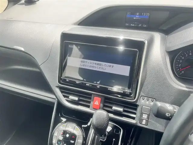 トヨタ ヴォクシー ZS 島根県 2020(令2)年 6.4万km ホワイトパールクリスタルシャイン 純正9インチナビ　/フルセグTV　/ＤＶＤ再生　/Ｂｌｕｅｔｏｏｔｈ接続　/バックカメラ　/前後ドライブレコーダー　/ビルトインＥＴＣ　/両側パワースライドドア　/前後コーナーセンサー　/衝突軽減ブレーキ/アイドリングストップ/レーンキープアシスト/オートハイビーム／ライト　/スマートキー　/プッシュスタート/純正ＬＥＤヘッドライト　/純正１６インチアルミホイール/純正フロアマット/スペアキー１本