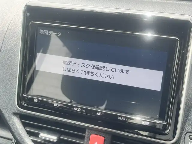 トヨタ ヴォクシー ZS 島根県 2020(令2)年 6.4万km ホワイトパールクリスタルシャイン 純正9インチナビ　/フルセグTV　/ＤＶＤ再生　/Ｂｌｕｅｔｏｏｔｈ接続　/バックカメラ　/前後ドライブレコーダー　/ビルトインＥＴＣ　/両側パワースライドドア　/前後コーナーセンサー　/衝突軽減ブレーキ/アイドリングストップ/レーンキープアシスト/オートハイビーム／ライト　/スマートキー　/プッシュスタート/純正ＬＥＤヘッドライト　/純正１６インチアルミホイール/純正フロアマット/スペアキー１本